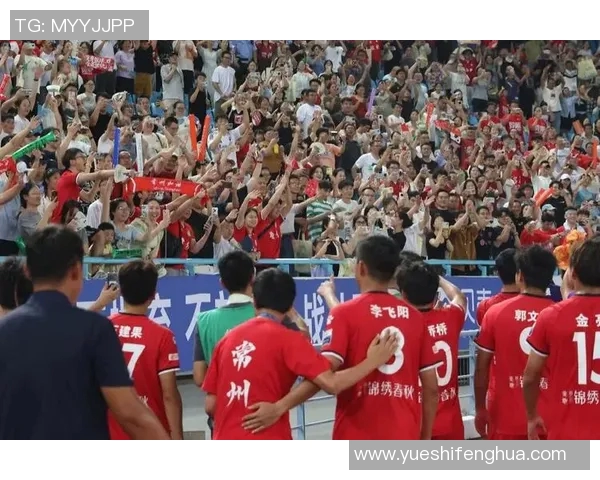 足球球星羊毛卷场上英姿展现独特魅力赢得无数球迷热情关注